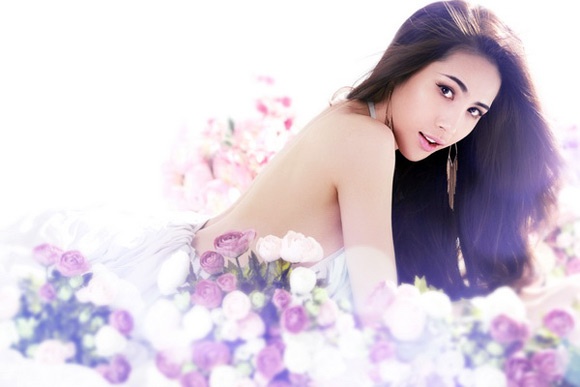 Trước khi có được sự nghiệp và cuộc sống ổn định, sung túc như hiện tại, Thủy Tiên từng trải qua những ngày tháng không hề dễ dàng. Vừa tròn chín tuổi, vợ của cầu thủ Công Vinh đã chịu cảnh mồ côi cha. Cô lớn lên trong sự cố gắng, nỗ lực làm lụng cực lực của mẹ. Điều đáng buồn là sau ngày cha Thủy Tiên mất, gia đình bên nội chẳng những không giúp đỡ mà còn ruồng rẫy mẹ con cô. Đến năm 2003, giọng ca Ngôi nhà hạnh phúc chuyển lên học tại Sài Gòn. Ít lâu sau, cô trúng tuyển vào khoa Thanh nhạc trường CĐ Văn hóa Nghệ thuật TP.HCM. Cũng trong năm này, Thủy Tiên đã gặp và được nhạc sĩ Quốc Bảo đồng ý hỗ trợ cô trên con đường ca hát chuyên nghiệp.
