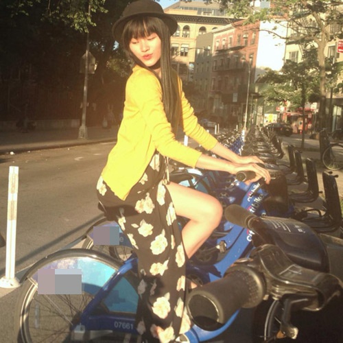 Chiếc váy hoa xẻ đùi giúp Tuyết Lan trở nên nhẹ nhàng và duyên dáng.