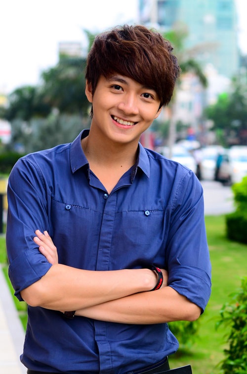 Tuổi thơ đầy vất vả cũng là ký ức một thời của nam ca sĩ điển trai Ngô Kiến Huy. Dù ở TP.HCM, nhưng thuở nhỏ chàng Bắp vẫn phải lội khắp các khu ruộng gần nhà để mò cua, mò cá bán lấy tiền. Bên cạnh đó, anh còn tranh thủ bán hàng giúp mẹ mỗi lúc rảnh. Ngô Kiến Huy từng bộc bạch rằng trước khi đi hát có thời gian anh ham làm giàu đến mức lâm vào cờ bạc và mất sạch số tiền tích cóp.