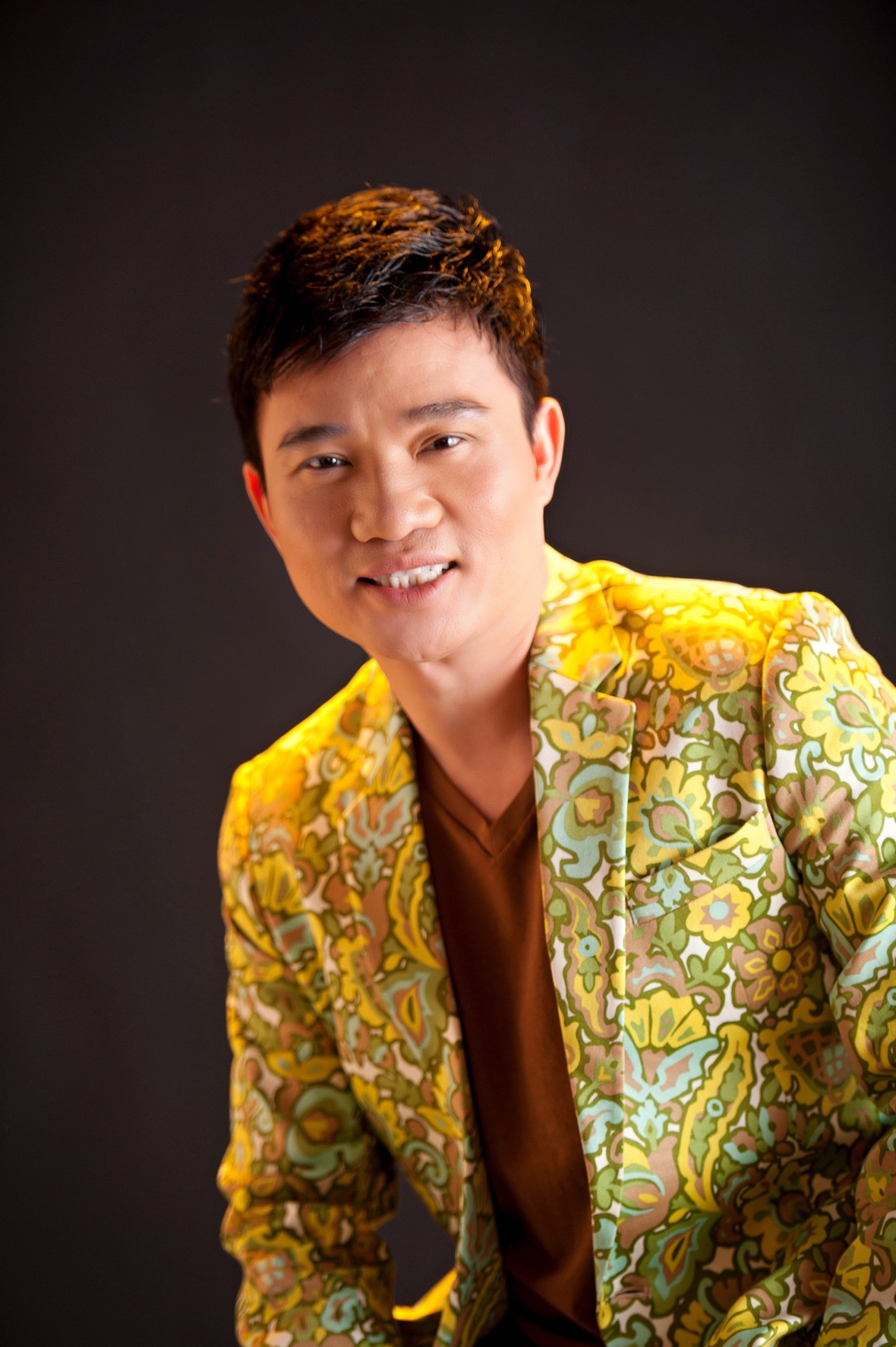 Quang Linh sinh ra trong gia đình nghèo có bảy anh chị em. Từ nhỏ, anh vừa học vừa kiêm luôn một số công việc nhà như đi chợ, nấu cơm, giặt giũ... để các thành viên khác yên tâm đi kiếm tiến. Không những thế, nam ca sĩ gốc Huế còn nhận trông cháu giúp chị gái và nuôi thêm một đàn lợn béo tốt. Mặc dù vất vả, song thời gian ấy anh vẫn tranh thủ đến Nhà thiếu nhi sinh hoạt. Khi lên 19 tuổi, Quang Linh chọn theo nghề hát. Ban đầu, anh xin hát ở Nhà văn hóa Thanh niên Huế rồi được mời tham gia đoàn ca nhạc Xung kích. Năm 1990, Quang Linh đoạt giải nhất trong cuộc thi Giọng hát hay khu vực miền Trung. Sau đó, anh may mắn được một giảng viên ở Nhạc viện Huế chỉ dạy các kỹ thuật thanh nhạc căn bản, giới thiệu đến bầu show.