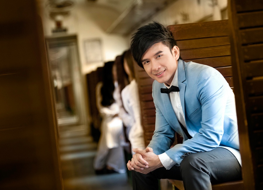 Đan Trường cũng là gương mặt đi lên từ nghèo khó. Anh từng có những năm tháng thơ ấu phụ cha mẹ làm bút bi thủ công và bán bánh mì. Tiếp đến, giọng ca Mãi mãi một tình yêu còn theo học nghề thợ tiện với ý nghĩ công việc này sẽ giúp anh kiếm được mức thu nhập ổn định, đủ lo cho cuộc sống. Vốn sở hữu chất giọng tốt cùng ngoại hình sáng, Đan Trường quyết tâm thử vận may trong một cuộc thi hát do Nhà văn hóa quận 10 tổ chức vào năm 1996 rồi đoạt giải ba. Năm 1997, nhờ sự giúp đỡ của ông bầu Hoàng Tuấn, anh chính thức bước vào con đường ca hát chuyên nghiệp.