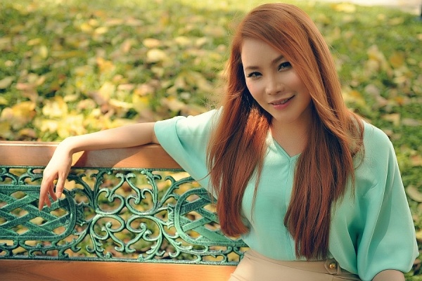 So với các đồng nghiệp vừa nhắc, hoàn cảnh của Hồ Quỳnh Hương lúc bé chẳng khá hơn là bao. Vì gia đình khó khăn, ngay từ khi 5 – 6 tuổi, cô đã phải nhặt những cọng đồng, dây thép để lấy đồng nát bán kiếm tiền. Nữ giám khảo The X Factor phiên bản Việt từng chia sẻ: “Hồi nhỏ nhà nghèo, một đồng kiếm ra cũng quý. Tôi hiểu điều đó nên không bao giờ đòi hỏi cha mẹ gì cả, dù là nhỏ nhất. Bây giờ mọi thứ đủ đầy hơn, nhưng hình ảnh về ngôi nhà cũ dột nát một thời vẫn luôn nằm trong ký ức của tôi”.