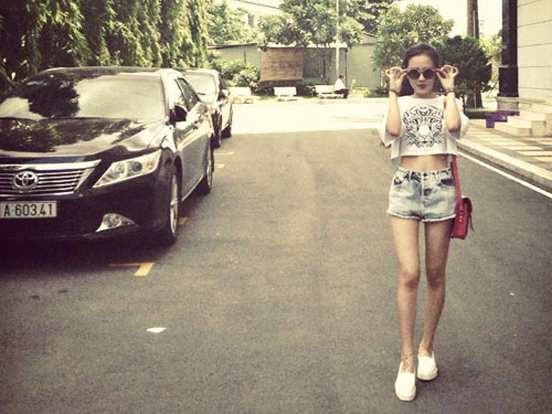 Kieu nu Viet khoe chan tran ngay nong hinh anh