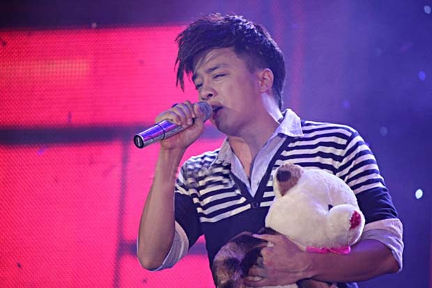 Đầu tháng 7/2012, nam ca sĩ Cao Thái Sơn phải hủy bỏ phần trình diễn tại Sao Mai điểm hẹn 2012 vì nhập viện đột ngột do sốt cao. Phía giọng ca Con đường mưa cho biết nguyên nhân là do Cao Thái Sơn lo lắng và chịu sức ép trong thời điểm scandal dồn dập. Vào thời điểm đó, Cao Thái Sơn đang vướng vào scandal tình – tiền với một Việt kiều tên là Adam Nguyễn. 