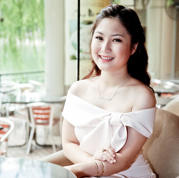 Đầu năm nay, ca sĩ Hương Tràm bị lộ video phẫu thuật thẩm mỹ tại một trung tâm làm đẹp. Video gây xôn xao bởi Hương Tràm còn khá trẻ, chỉ mới vào showbiz một thời gian ngắn. Trước đó cô gây chú ý qua nghi án tình cảm với Bùi Anh Tuấn và tâm thư gửi người thầy Thu Minh. 