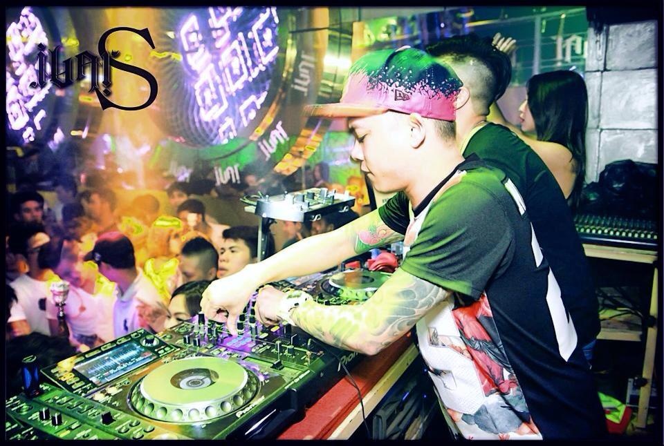 Tommy bén duyên với nghề DJ từ năm 2000, đến nay sau 14 năm, anh đã có những thành công nhất định và trở thành một trong những “cây cổ thụ” của giới DJ trong nước.