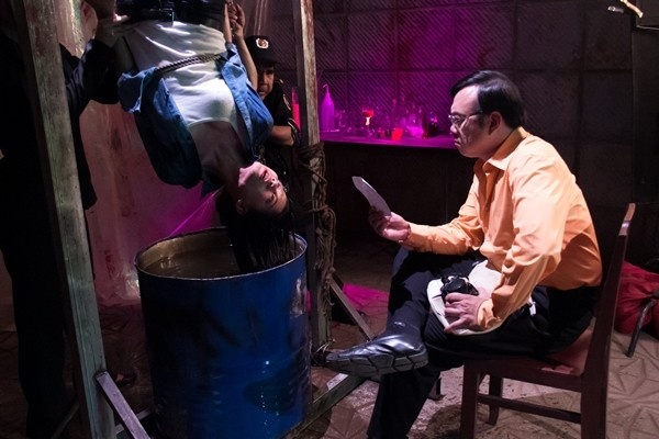 Trong căn hầm nằm sâu dưới đất, Trang Khàn phải chịu đựng những màn tra tấn như treo ngược trên dây, bị dìm xuống thùng nước. Hậu quả là cô phóng viên trẻ sau đó trở thành một bóng ma mụ mị đeo bám ám ảnh khu resort. Những nỗ lực của chân dài xứ Hà thành được đền đáp bằng giải thưởng Mai Vàng. 