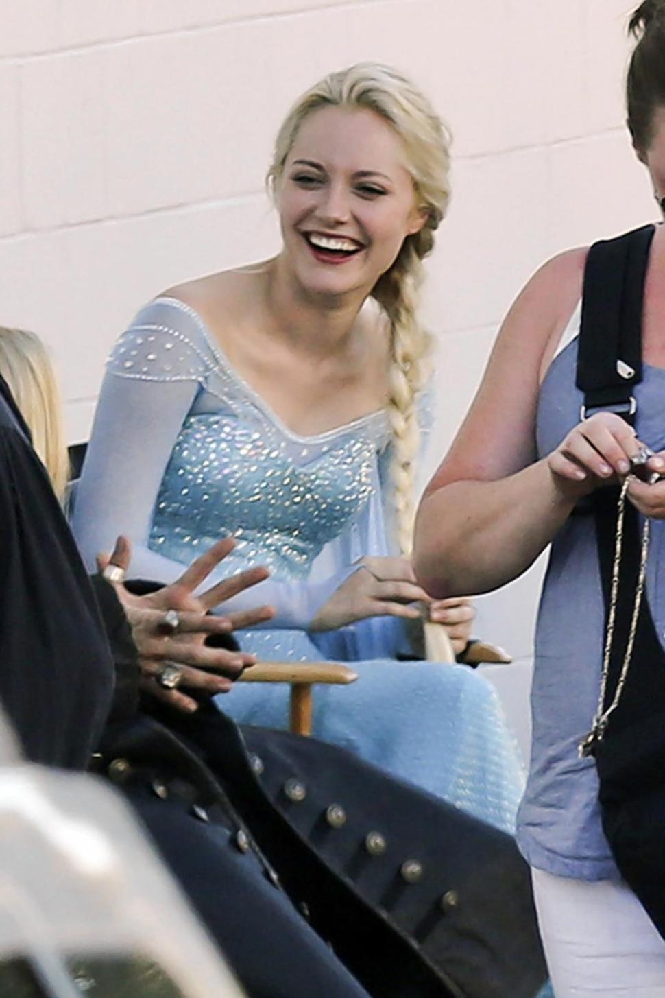 Tập đầu tiên của Once Upon a Time trong mùa thứ 4 có sự tham gia của Elsa sẽ lên sóng vào ngày 28/9. Nhà sản xuất phim cho biết họ sẽ vẫn giữ tinh thần theo Frozen nhưng câu chuyện gốc sẽ không được đưa vào Once Upon a Time.