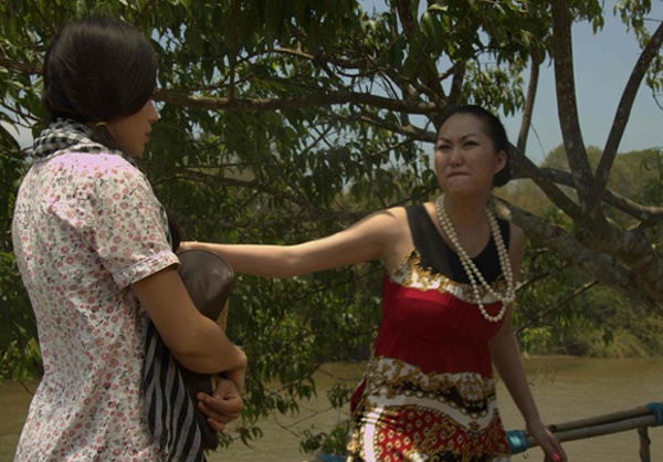 “Nữ hoàng dao kéo” Phi Thanh Vân có dịp trở lại đóng vai phản diện là bà mẹ kế độc ác kiêm gái bán hoa trong bộ phim mới Mất xác sắp được công chiếu. “Nạn nhân” của Phi Thanh Vân là Tina Tình – nữ ca sĩ vào vai cô con gái riêng Y Linh. 