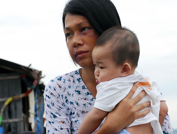 Hy sinh đáng kể cho vai diễn không thể không nhắc đến nữ diễn viên Đinh Y Nhung trong bộ phim bi kịch Lấy chồng người ta. Vai diễn người vợ nghèo chịu đựng của Y Nhung gây được sự đồng cảm với người xem khi liên tục đánh đập hành hạ về thể xác lẫn tinh thần. 