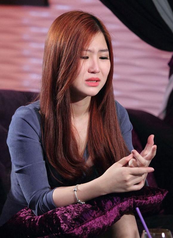 Hương Tràm cũng nhiều lần rơi nước mắt lên truyền hình tâm sự về chuyện của mình và HLV Thu Minh với tâm trạng tủi thân.