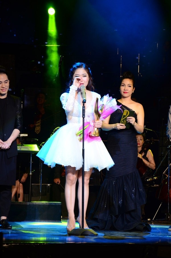 Nữ ca sĩ không cầm được nước mắt khi lên sân khấu nhận giải Cống Hiến.