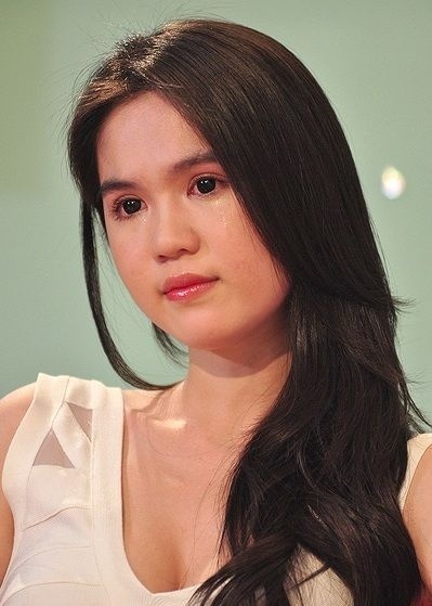 Khi được hỏi về những ngày tháng cơ cực và nhận xét tiêu cực của dư luận dành cho mình, Ngọc Trinh tủi thân khóc nức nở ngay tại trường quay Lần đầu tôi kể khiến cho chương trình phải gián đoạn nhiều lần.