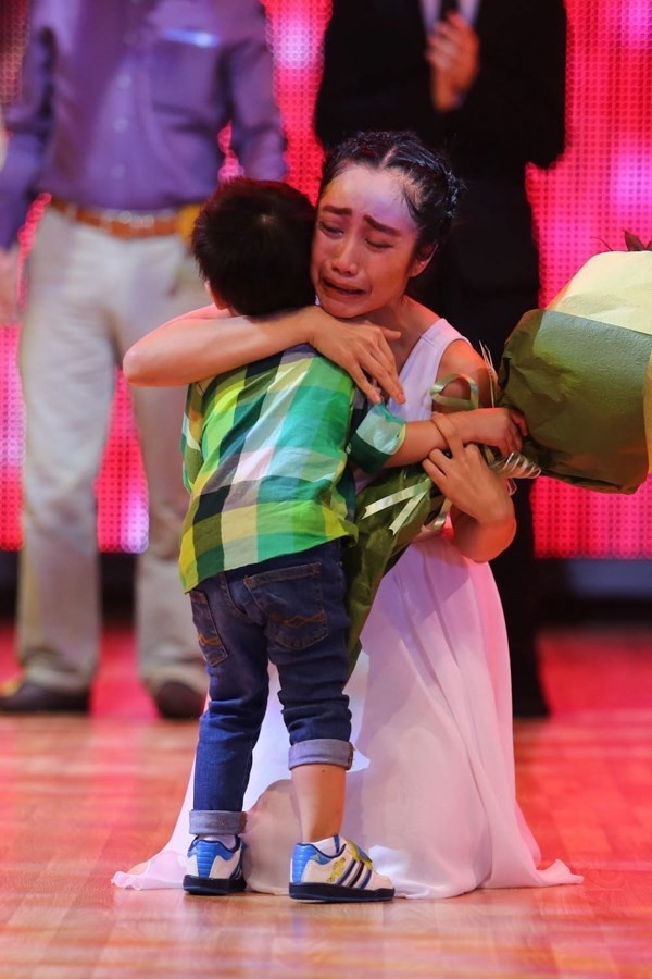 Hồng Nhung rất ít khóc nhưng trong một lần hát ca khúc Nhớ về Hà Nội, do quá nhập tâm nên cô cũng đứng khóc ngon lành trên sân khấu.