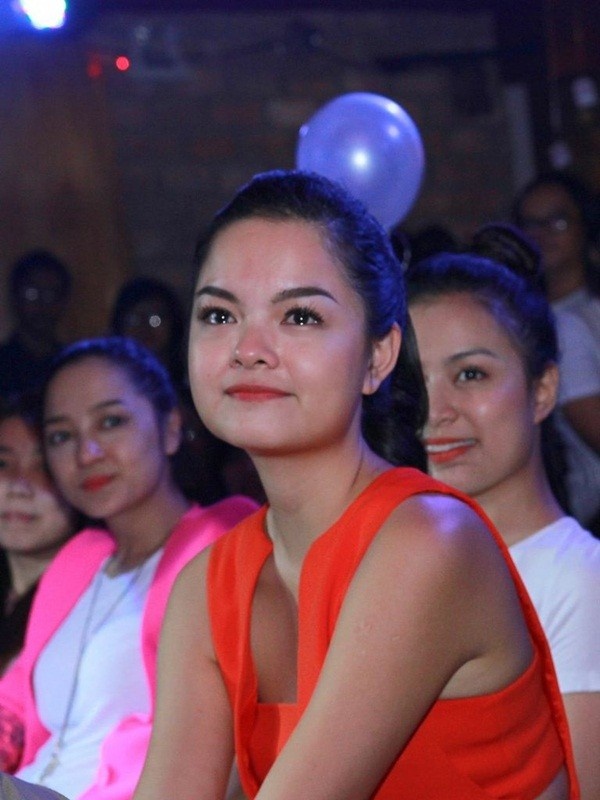 Minh Hằng cũng không kềm được nước mắt trước tình cảm của FC.