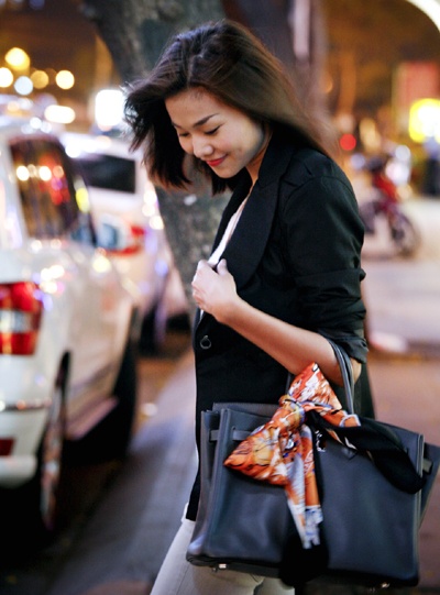 Khác với phần lớn các kiều nữ Việt, cô chọn những chiếc túi Hermes với tông màu trầm, cơ bản thay vì màu sắc rực rỡ.