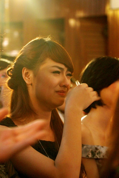 Diễm Hương rơi nước mắt vì bị các thí sinh Miss Earth cho rằng mình không thân thiện.