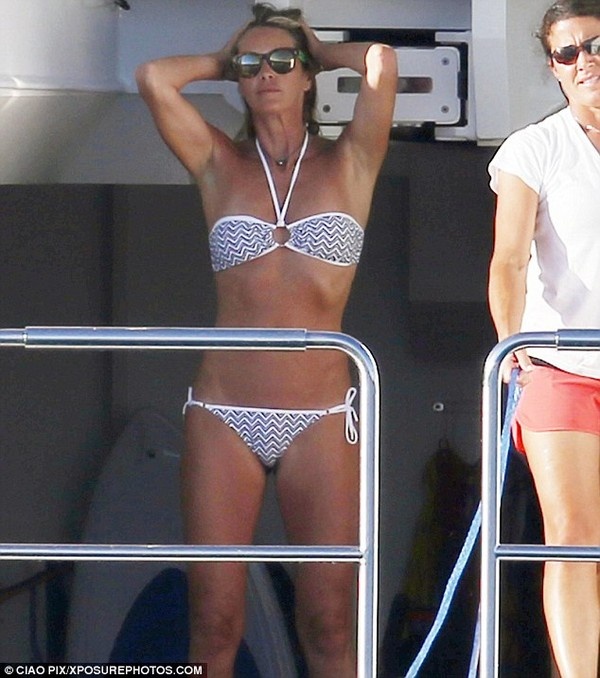 Nổi tiếng với tên gọi “The Body”, Elle Macpherson là một trong những siêu mẫu đắt giá nhất trong suốt thập niên 80 và 90. Cô đã lập kỉ lục liên tục xuất hiện trên cuốn tạp chí nổi tiếng thế giới - 