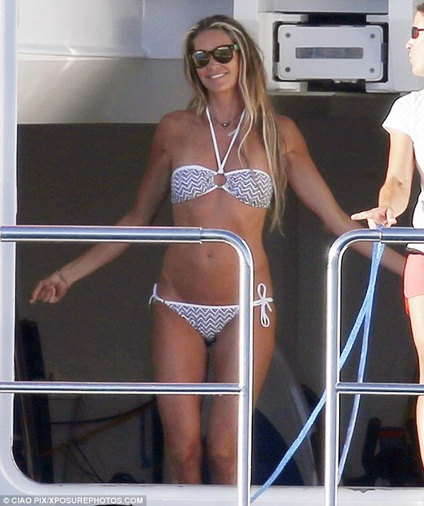 Cô cũng có tên trong danh sách 8 biển tượng thời trang của mọi thời đại gồm Cindy Crawford, Linda Evangelista, Naomi Campbell, Kate Moss, Gisele Bunchen...