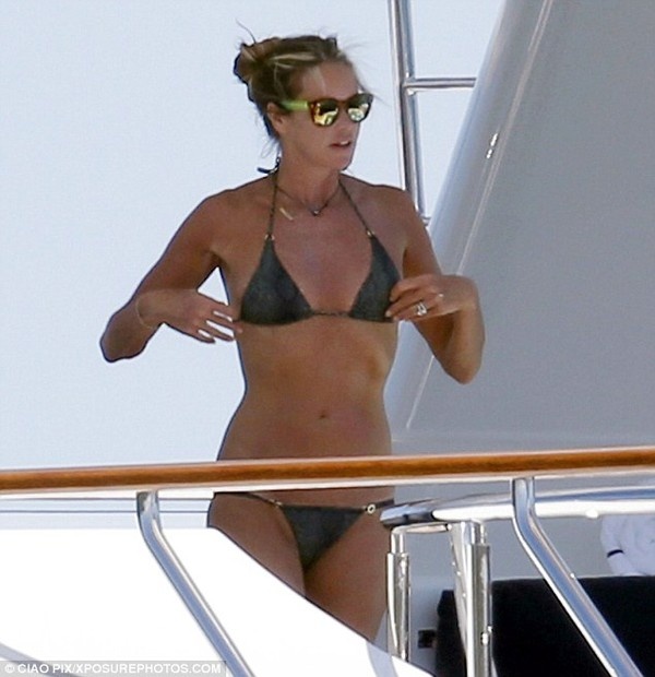 Người đẹp một thời trông vẫn thật gợi cảm dù đã ở tuổi 50. Cô tự tin trong nhiều kiểu dáng bikini.