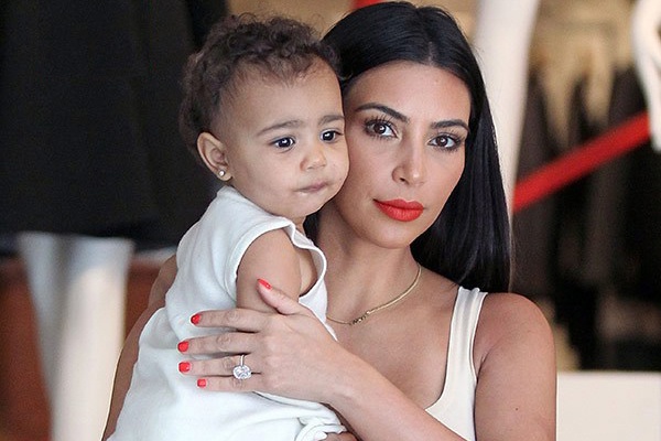 Kim Kardashian thue nguoi dong the con gai hinh anh