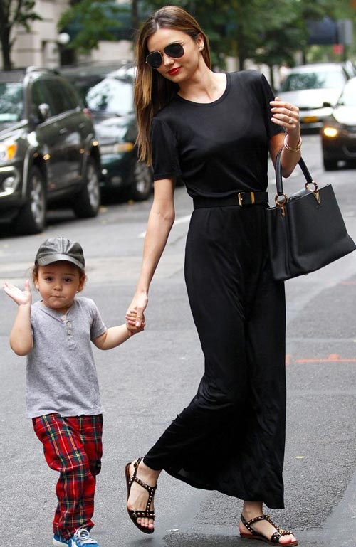 Chiếc váy maxi đen của Miranda dường như làm nền cho cậu con trai đáng yêu.