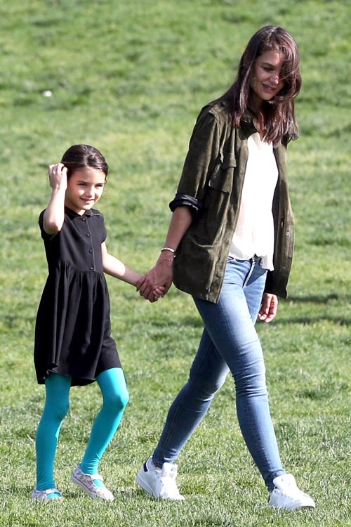 Suri cao lớn mỗi ngày và cũng thể hiện gu thời trang nữ tính rõ ràng hơn.