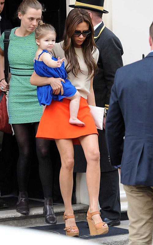 Chiếc váy xanh cô ban của Harper rất hợp với chân váy màu cam của mẹ Vic, khiến hai mẹ con có một tổng thể nổi bật.