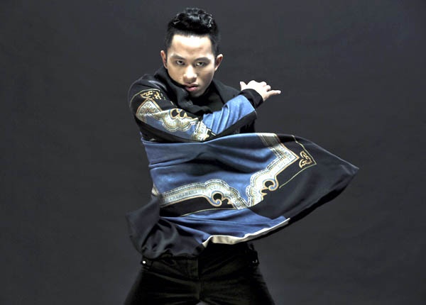 Tung Duong chan dat, mac ao bong chan cach dieu hat Giang to tai le trao giai am nhac Cong hien 2011. hinh anh