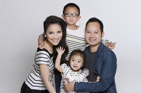 Ngày vui của giọng ca Mắt nai cha cha có sự tham gia của 300 khách mời, trong đó bạn bè trong nghề thân thiết ở Việt Nam cũng sang chung vui với cô như Đàm Vĩnh Hưng, Hồ Ngọc Hà, Thu Minh, Đoan Trang, Phan Đình Tùng, Tuấn Hưng,… Cuộc hôn nhân thứ 2 giúp Hồng Ngọc nữ tính và dịu dàng hơn, đặc biệt ông xã còn là trợ giúp đắc lực tại hậu trường cho nữ ca sĩ. Cách đây không lâu Hồng Ngọc vừa có liveshow Dấu ấn tái ngộ khán giả quê nhà.