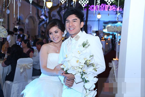 2 tháng sau, Đan Trường cùng Thủy Tiên trở về Việt Nam tổ chức lễ ra mắt gia đình và bạn bè trong giới, tiệc cưới diễn ra ở khách sạn Continental Sài Gòn. Chú rể Đan Trường liên tục có những cử chỉ tình cảm với cô dâu. Các bạn bè thân thiết đến chia vui cùng nam ca sĩ có vợ chồng Cẩm Ly, Tim – Trương Quỳnh Anh, Trấn Thành, Thanh Thảo,… 