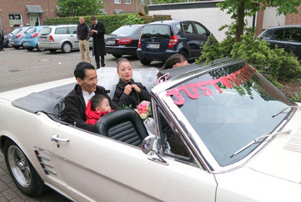 Hôn lễ diễn ra ấm cúng tại một nhà thờ nhỏ, trong đám cưới, Mỹ Duyên hạnh phúc khi được chú rể bế trên tay trước sự cổ vũ của khách mời là người thân và bạn bè thân mật. Cả gia đình cô dâu đều sang Đức chung vui với Mỹ Duyên. 