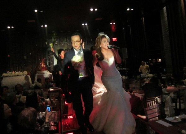 Định cư tại Mỹ đã lâu nhưng đám cưới của nữ ca sĩ hải ngoại Minh Tuyết ở California vẫn theo nghi thức truyền thống của người Việt. Ngày 24/1 năm ngoái,  em gái út của Cẩm Ly lên xe hoa với bạn trai lâu năm là doanh nhân người Mỹ gốc Việt Diep Nghi Keith. 