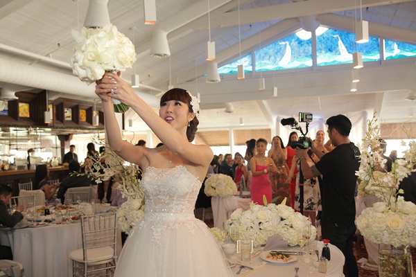 Cô dâu được mẹ đẻ và bạn bè thân thiết như siêu mẫu Kim Dung, chuyên gia trang điểm Huỳnh Lợi chăm sóc tỉ mỉ trong ngày trọng đại. Trong tiệc cưới với tông màu trắng chủ đạo, cô dâu chú rể sau khi làm nghi thức vui vẻ khuấy động không khí bằng những màn nhảy khiêu vũ và trò chơi vui nhộn với 100 khách mời. 