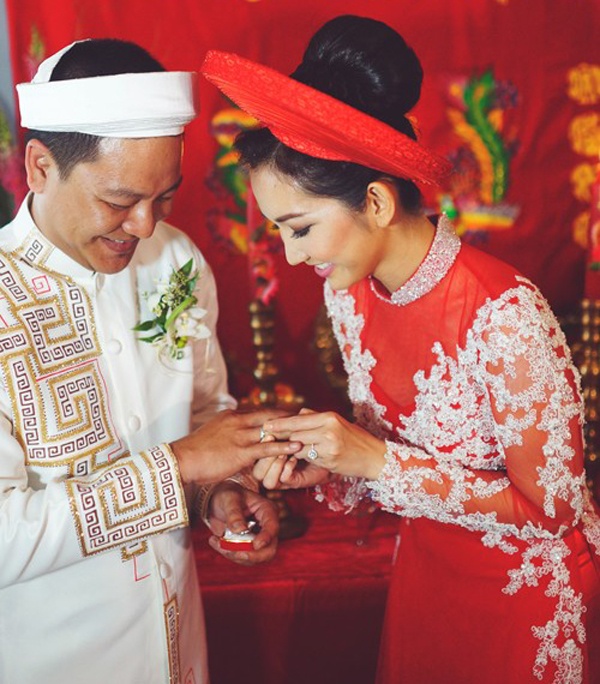 Hôm 26/7 theo giờ Việt Nam, nữ diễn viên Kim Hiền lên xe hoa lần thứ 2 với người bạn trai Việt kiều Andy sau 3 năm hẹn hò. Từng đổ vỡ trong hôn nhân nhưng Kim Hiền không vì thế mà bớt đi sự háo hức, cô coi đây là ngày trọng đại thực sự của mình. Hôn lễ được tổ chức theo nghi thức truyền thống của người Việt với sự giúp đỡ của vợ chồng nữ diễn viên Việt Hương làm chủ hôn cùng bạn bè của Kim Hiền cũng sang Mỹ giúp đỡ cô. 