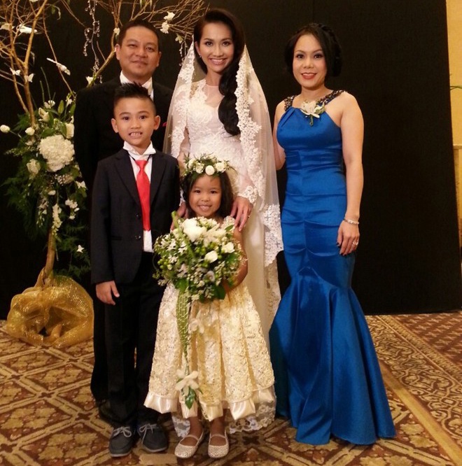 Sau lễ rước dâu là tiệc cưới tại một khách sạn hạng sang, cô dâu và chú rể thay trang phục cưới hiện đại đón tiếp khách mời là những người bạn thân thiết. Các sao như ca sĩ Quang Lê, người mẫu Ngọc Quyên, diễn viên Minh Thư tới chúc phúc cho 