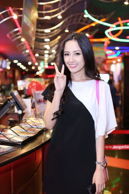Bộ váy đơn giản nhưng nhờ sự pha trộn màu ấn tượng vẫn giúp Mai Phương Thúy trở nên nổi bật