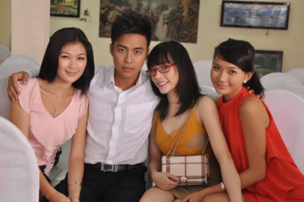 Chị em gái ve vãn em trai Bộ phim cảm hứng hoàn hảo vấp phải không ít chỉ trích khi công chiếu bởi nội dung kiên cưỡng, vô lý và đặc biệt bị nhận xét là loạn luân. Trong phim, anh chàng Hải (do Thang Duy đóng) có xu hướng thích người cùng giới khiến 3 cô chị gái (Mạc Anh Thư, Phan Như Thảo và Từ Hạnh Vân) hốt hoảng. 