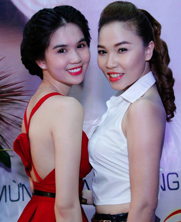 Với Ngọc Trinh, người mẫu nội y có khá nhiều bức ảnh “đọ ngực” với các người đẹp khác. Đặc biệt trong số đó có cô bạn thân người mẫu Quỳnh Thư. Họ từng đứng đối diện và “giao lưu” với nhau bằng bộ ngực đầy đặn. 