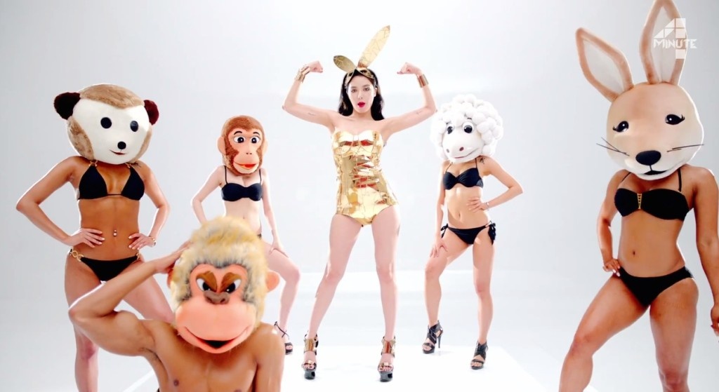 Còn với HuynA cũng sử dụng vũ công đội mặt nạ động vật như cừu, thỏ, gấu, điểm khác biệt là dàn vũ công của thần tượng Kpop chỉ diện nội y nhảy nhót. 