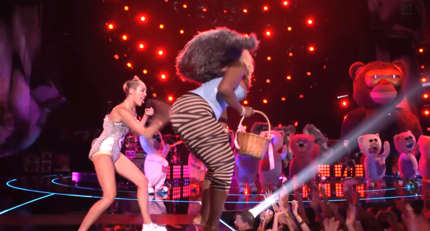 Điệu nhảy twerk và hành động vỗ mông vũ công của Miley Cyrus gây sốt từ cuối năm ngoái và được Miley sử dụng triệt để trong các màn trình diễn. 