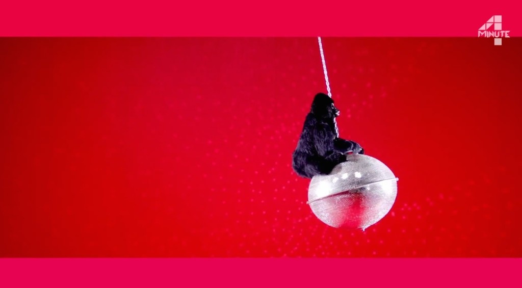 HyunA tái hiện lại hình ảnh này trong MV Red nhưng chỉ khác biệt ở chi tiết chú khỉ ngồi trên quả cầu. 