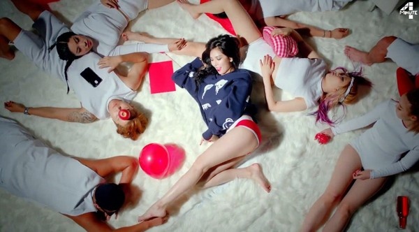 Tại một cảnh quay của Red, có trường đoạn HuynA và một nhóm bạn nằm la liệt trên tấm thảm bông trong một bữa tiệc. 