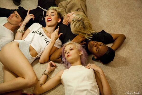 Cảnh quay này trùng hợp với  MV We Can’t Stop của Miley ra mắt vào cuối năm ngoái. 