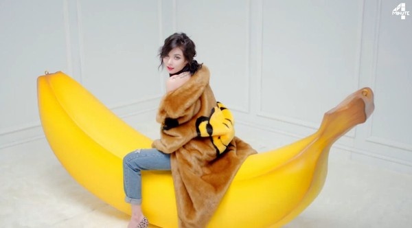 Tương tự với Miley, HyunA cũng đem đạo cụ khá nhạy cảm này vào MV Red nhưng tạo dáng theo cách khác, HyunA chỉ cưỡi lên trái chuối thay vì đưa nó vào phần nhạy cảm như Miley.