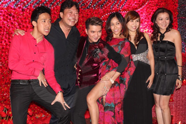 Một sự kiện đêm tiệc, khi chụp ảnh chung cùng những người khác, Đoan Trang vén váy cao khoe đôi chân đang được Đàm Vĩnh Hưng đặt tay lên phần đùi cao.