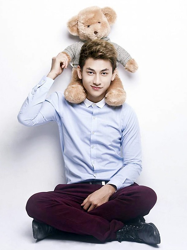 Isaac: Nói về hình mẫu người vợ lý tưởng, trưởng nhóm 365 bộc bạch hóm hỉnh: “Tôi nghĩ người mình lấy sau này có lẽ phải giống mẹ vì mẹ là một người phụ nữ xinh đẹp, dịu dàng, đảm đang, nấu ăn ngon, luôn hy sinh, chăm lo cho gia đình và đặc biệt hơn hết là yêu thương tôi vô bờ bến. Nếu tìm được một người tuyệt vời như vậy để lấy làm vợ thì còn gì bằng”.