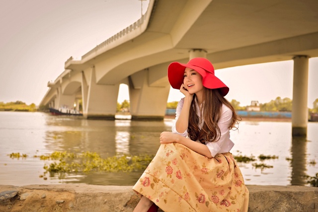 Minh Hằng: Trong một bài phỏng vấn, khi được hỏi về mẫu người đàn ông lý tưởng của mình, giọng ca Sắc môi em hồng tâm sự: “Sau bao năm làm việc cũng như trải qua nhiều cung bậc cảm xúc, tôi nghĩ mình không nên đặt ra mẫu người đàn ông lý tưởng vì trên đời này vốn chẳng có khuôn mẫu nào hết. Tất cả đều xuất phát từ cảm xúc và bản thân thì không thể điều khiển cảm xúc, trái tim của mình lẫn một người khác được... Một người đàn ông có thể yêu hết con người của tôi - bao gồm cả khuyết điểm – thì đó là người đàn ông tuyệt vời”.