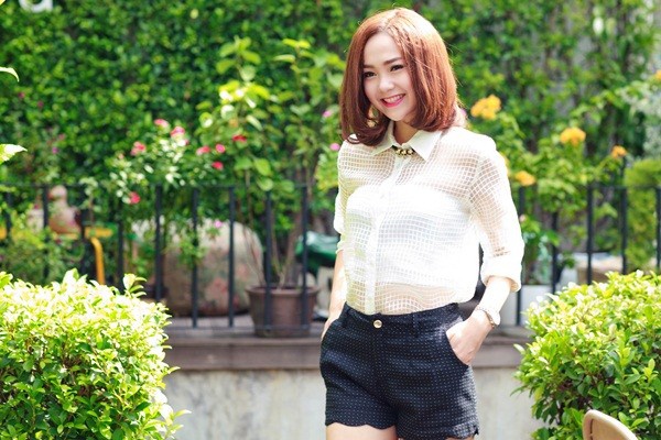Nữ diễn viên chính của phim truyền hình Vừa đi vừa khóc cũng không quên nhắn nhủ các fan đừng nên tin hết mọi thứ trên phim, đặc biệt là chuyện dựa vào hình mẫu những người đàn ông trên phim mà tìm người yêu ngoài đời thực. Cô nói: “Trên phim, người ta luôn hư cấu, ngoài đời thiếu cái gì họ sẽ bỏ thêm vào trong phim cái đó nên mọi thứ luôn đẹp đẽ, lung linh”.