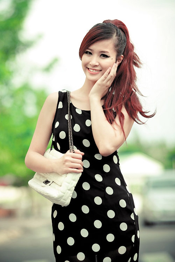 Đông Nhi: Nói về mẫu đàn ông lý tưởng, trước đây, giọng ca Lắng nghe tim em từng chia sẻ: “Tôi vốn là người đa cảm nên mẫu hình bạn trai cần là một người biết suy nghĩ, chín chắn, lãng mạn, biết chia sẻ, cảm thông cho mình. Quan trọng hơn hết vẫn là lòng chung thủy... Đối với người nghệ sĩ, lịch diễn hầu như chiếm hết thời gian của họ nên tôi chỉ mong người đó yêu và thực sự hiểu cho công việc của tôi đang làm. Thỉnh thoảng, họ cần phải biết cách hâm nóng tình cảm nữa”.